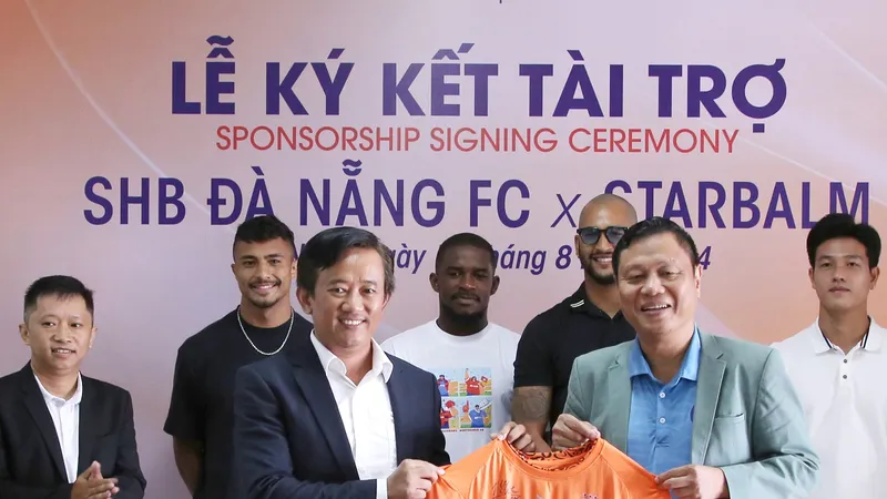 Lãnh đạo CLB Đà Nẵng trao tặng áo thi đấu có chữ ký của các cầu thủ đến nhà tài trợ