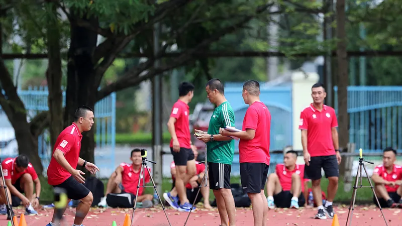 Các trọng tài tiến hành kiểm tra thể lực vào chiều 13-8