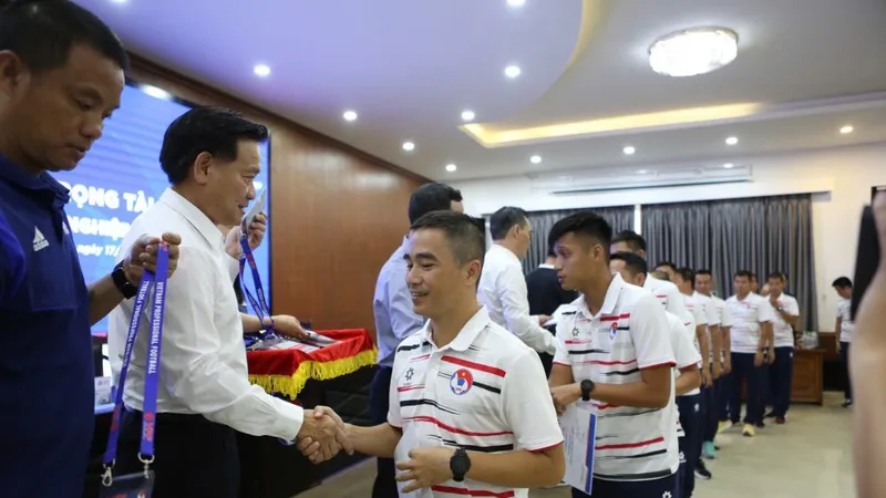 Lãnh đạo VFF, VPF, Ban trọng tài trao giấy chứng nhận và thẻ làm nhiệm vụ tại mùa giải chuyên nghiệp 2024-2025 đến các Giám sát, Trọng tài hoàn thành lớp tập huấn.
