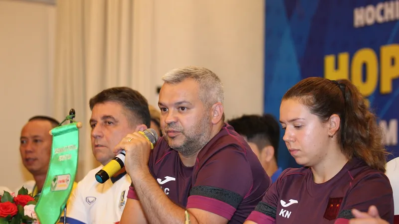HLV Luca Onorio Cragnaz (CLB futsal Anderlecht) chia sẻ tại buổi họp. Ảnh: DŨNG PHƯƠNG 