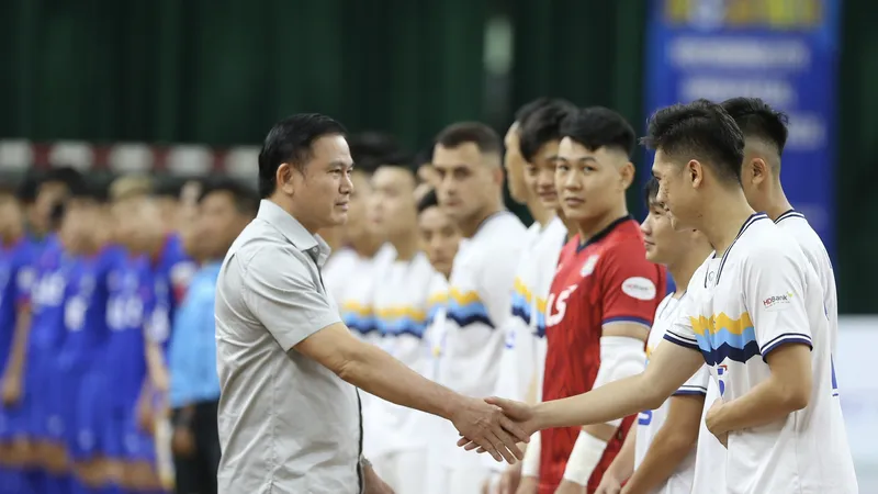 Ông Trần Anh Tú - Phó chủ tịch LĐBĐ Việt Nam, Chủ tịch LĐBĐ TPHCM bắt tay chào mừng các đội tại lễ khai mạc. Ảnh: DŨNG PHƯƠNG