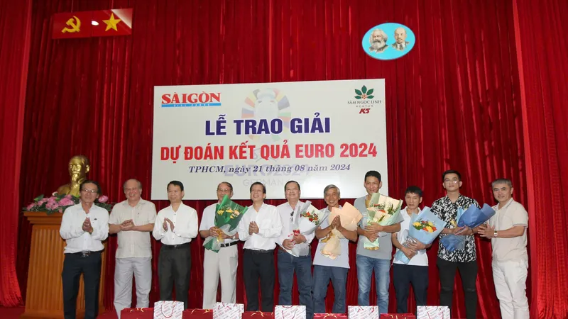 Ban tổ chức chụp ảnh lưu niệm cùng nhà tài trợ và các bạn đọc đoạt giải. Ảnh: DŨNG PHƯƠNG
