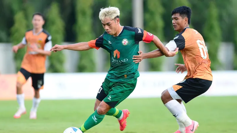 Cao Văn Triền đi bóng trước nỗ lực ngăn chặn của hậu vệ CLB HA.GL. Ảnh HCMC FC