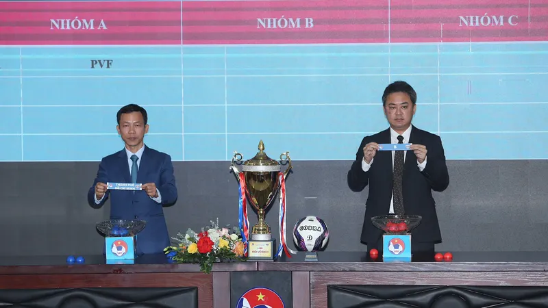 Đại diện VFF và nhà tài trợ tại lễ bốc thăm