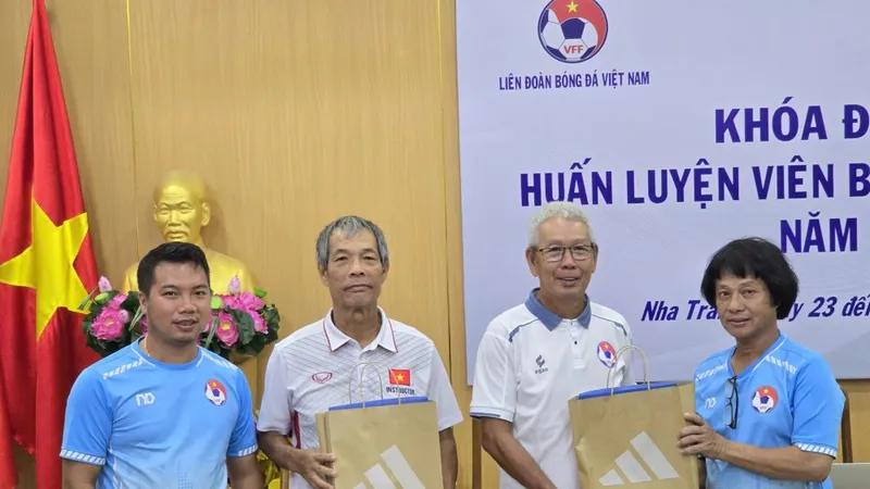 Đại diện các học viên trao tặng quà lưu niệm đến các giảng viên Ngô Lê Bằng và Đoàn Minh Xương