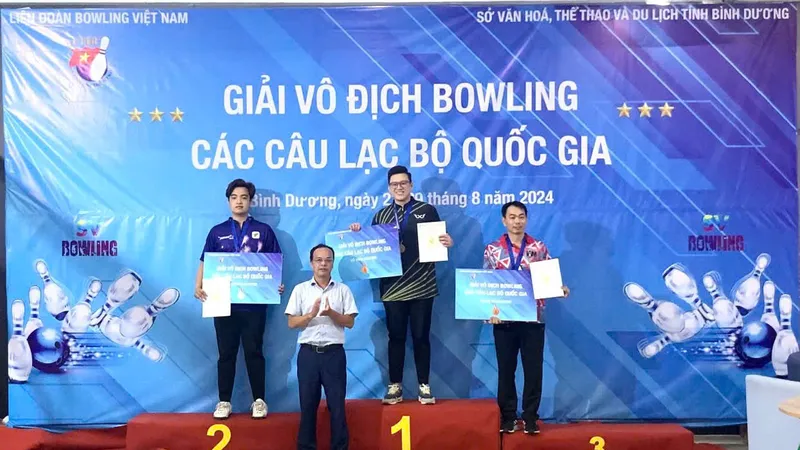 Ban tổ chức trao thưởng cho các VĐV nam đoạt giải