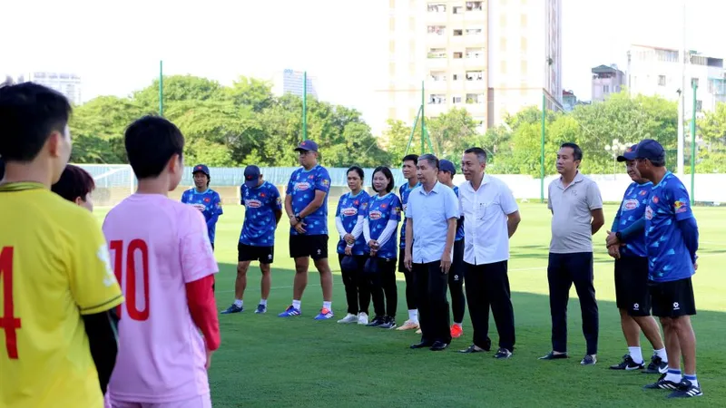 Lãnh đạo VFF đến sân thăm và động viên đội tuyển nữ Việt Nam vào chiều 30-8