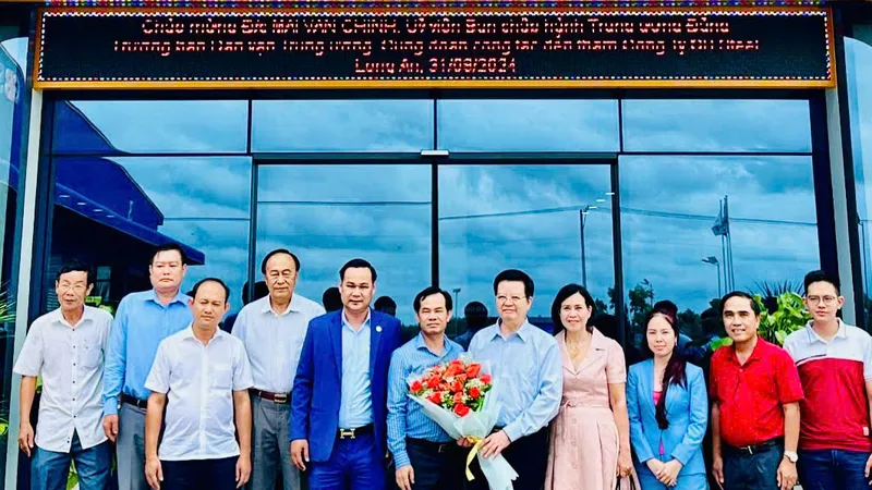 Ban giám đốc Công ty GB STEEL trao tặng hoa đến đồng chí Mai Văn Chính, Ủy viên Ban Chấp hành Trung ương Đảng -Trưởng Ban Dân vận Trung ương