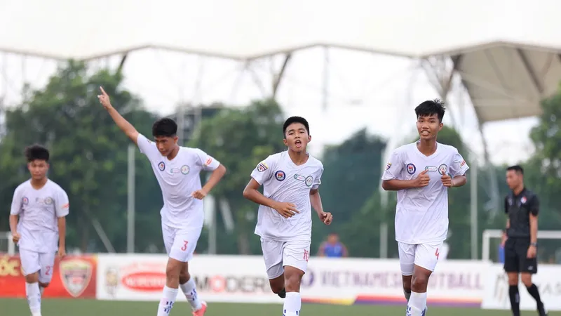 Các cầu thủ TPHCM giành 3 điểm đầu tiên sau trận thắng 4-0 trước Quảng Ngãi