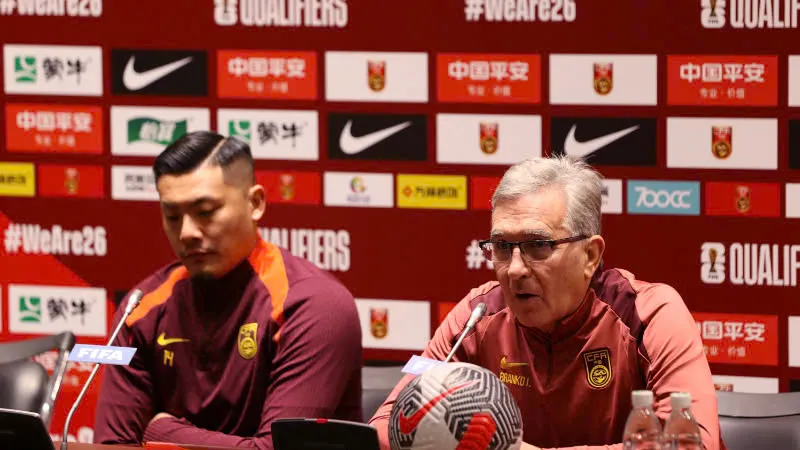 HLV Branko Ivankovic và đội trưởng Vương Đại Lôi của ĐT Trung Quốc. Ảnh: Global Times