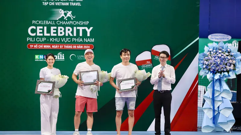 Ban tổ chức trao tặng kỷ niệm chương đến các nhà tài trợ