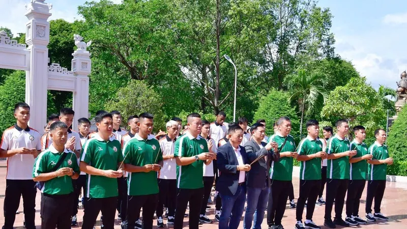 Toàn đội dâng hương tại Đền thờ Tây Sơn Tam Kiệt ở lễ xuất quân sáng 8-9