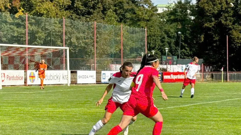 Huỳnh Như nỗ lực đi bóng qua hậu vệ FK Pardubice