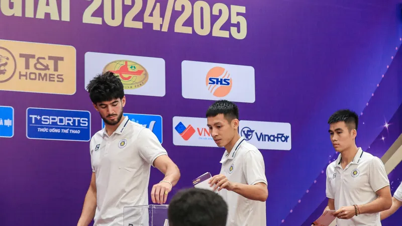Các cầu thủ Hà Nội FC tiến hành quyên góp tại lễ xuất quân ngày 11-9