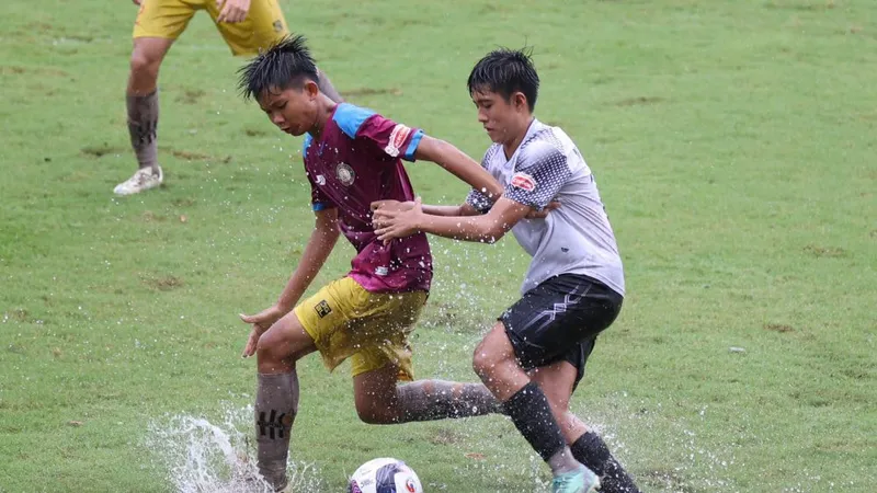 U15 Bà Rịa Vũng Tàu (áo trắng) vượt qua U15 Thanh Hóa sau trận "thủy chiến"