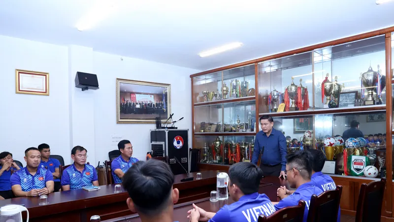 Ông Trần Anh Tú chia sẻ cùng toàn đội tại buổi gặp gỡ
