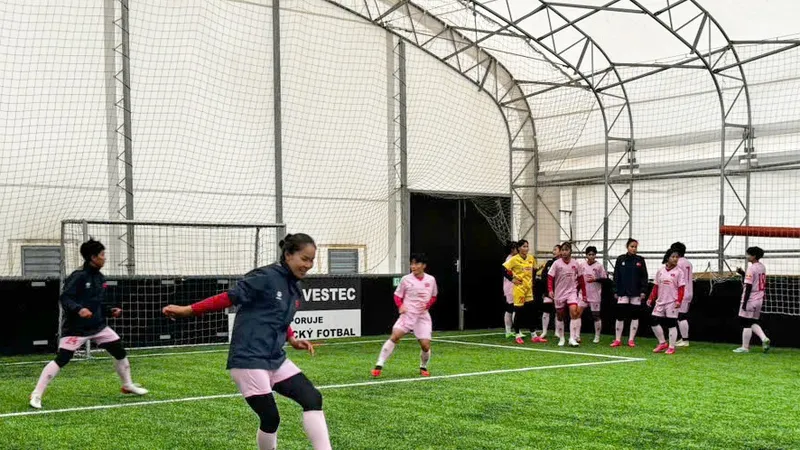 Các cầu thủ tập nhẹ, phục hồi sau trận đấu với FC Viktoria Plzen
