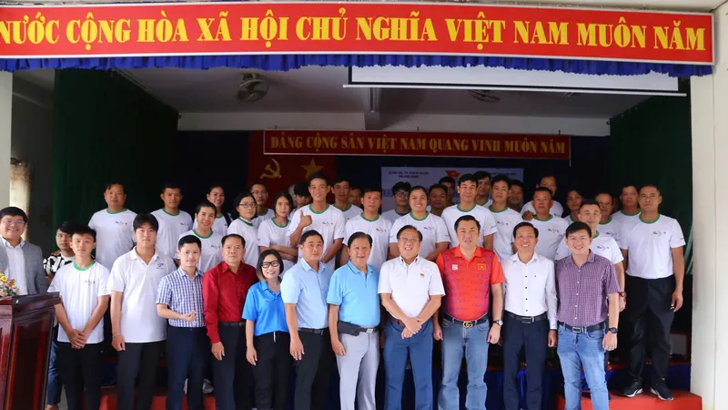 Đại biểu chụp hình lưu niệm cùng các học viên tham dự Khóa học