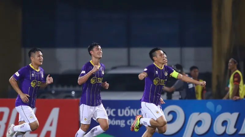 Văn Quyết tỏa sáng đem về 3 điểm cho Hà Nội FC ở trận ra quân. Ảnh: MINH HOÀNG