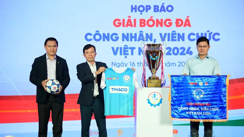 Ban tổ chức giải giới thiệu Cúp vô địch, áo và bóng thi đấu tại giải