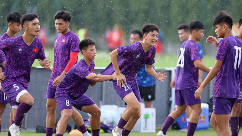 U17 Việt Nam hứng khởi trên sân tập ngày 17-9