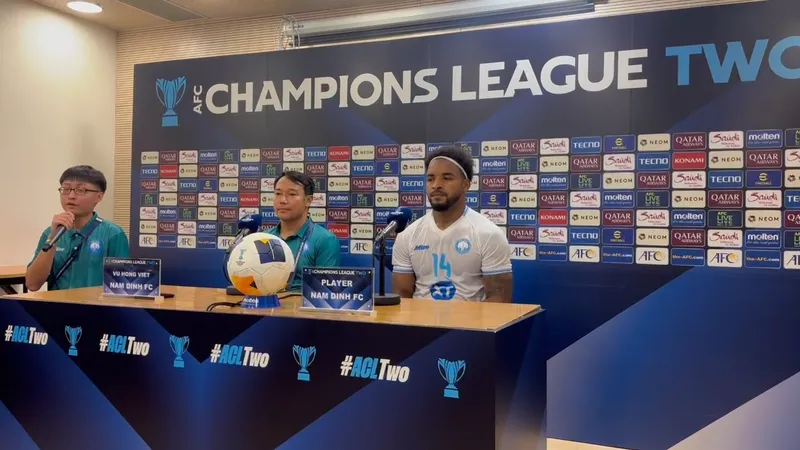 HLV Vũ Hồng Việt khen ngợi các học trò sau trận thắng Lee Man FC