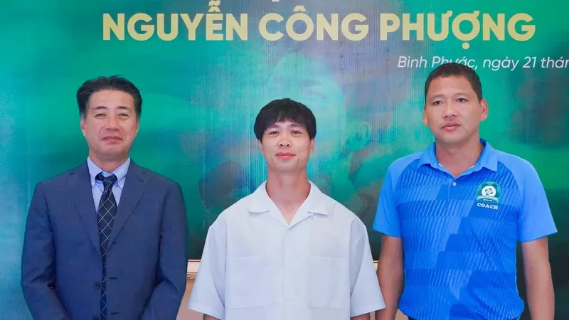 Nguyễn Công Phượng cùng ông Yusuke Adachi - CEO Bình Phước FC và HLV trưởng Nguyễn Anh Đức tại Lễ Ký kết hợp đồng. Ảnh: BPFC