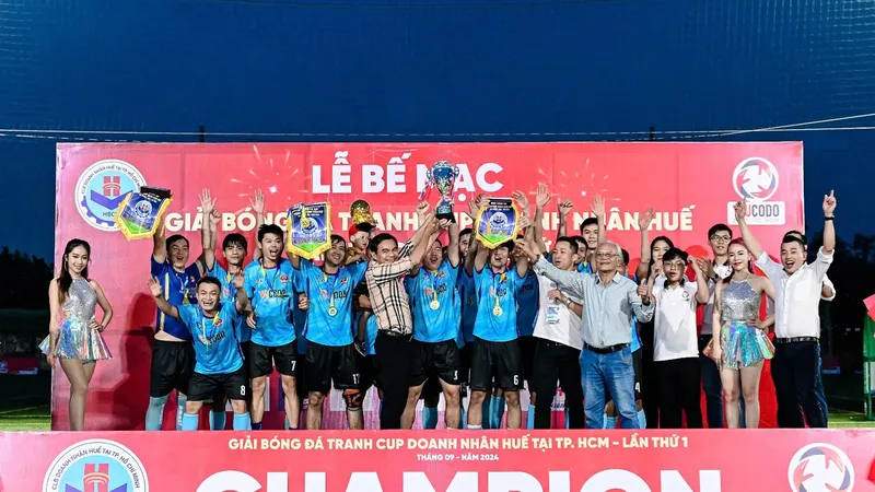 Ban tổ chức trao Cúp cho đội Vinh Hưng Phú Lộc vô địch hạng Serie A