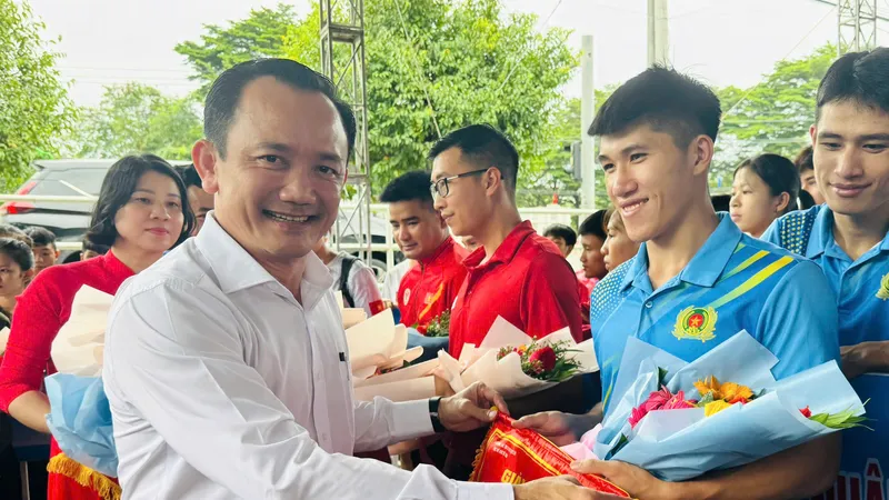 TS.Võ Quốc Thắng, Hiệu trưởng Trường Đại học TDTT TPHCM tặng cờ lưu niệm cho các đơn vị tham dự giải