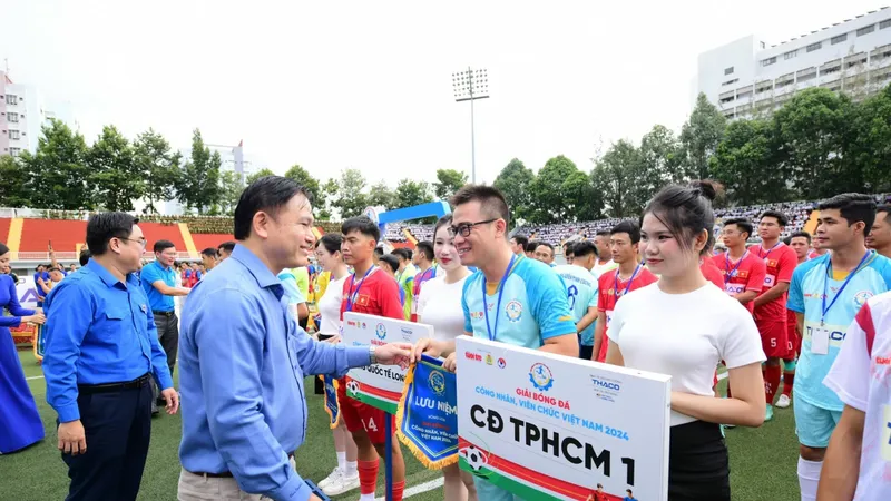 Phó Chủ tịch LĐBĐ Việt Nam, ông Trần Anh Tú cùng lãnh đạo báo Tuổi Trẻ, Nhà tài trợ trao cờ lưu niệm, chào mừng các đội tham dự giải.