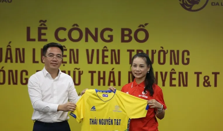 Ông Ngô Minh Giang, đại diện nhà tài trợ T&T trao áo CLB Thái Nguyên T&T cho HLV Văn Thị Thanh