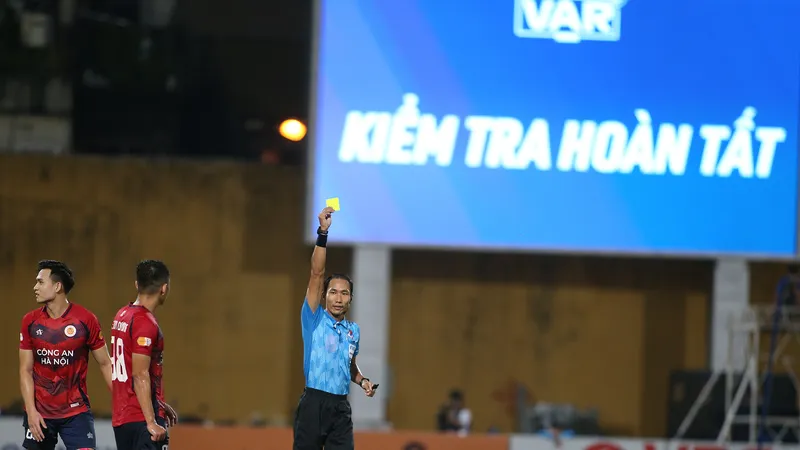 Tình huống phạm lỗi nguy hiểm, nhưng Tuấn Dương đã thoát thẻ đỏ trên sân