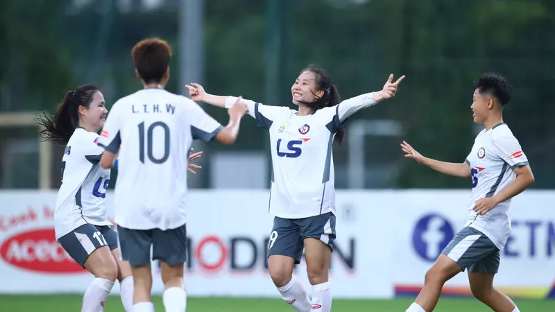 Niềm vui của các cầu thủ Sơn La sau bàn gỡ hòa 1-1
