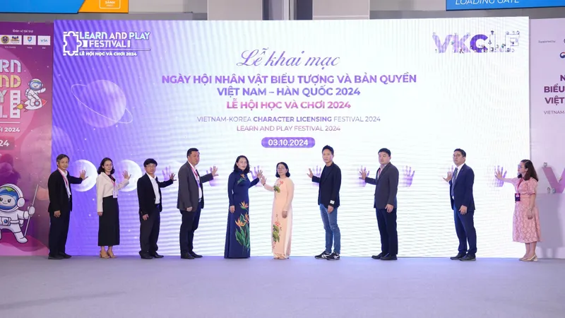 Các đại biểu thực hiện nghi thức khai mạc và chụp ảnh lưu niệm