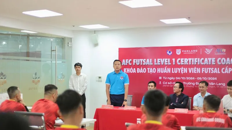 Giảng viên Huỳnh Tấn Quốc chia sẻ tại lễ khai mạc 