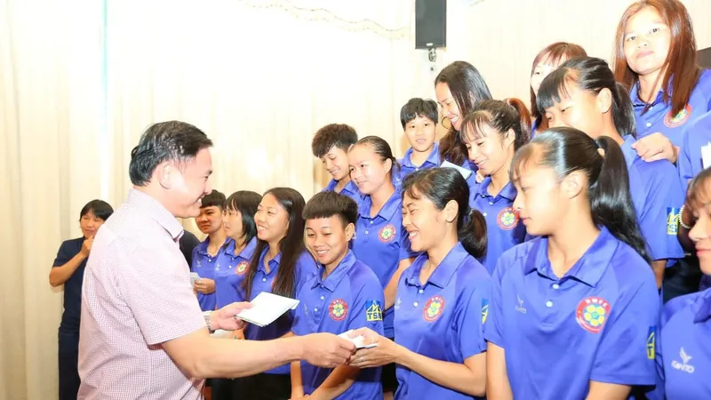 Ông Trần Anh Tú, Phó chủ tịch VFF trao quà động viên các thành viên CLB TPHCM tại buổi gặp gỡ