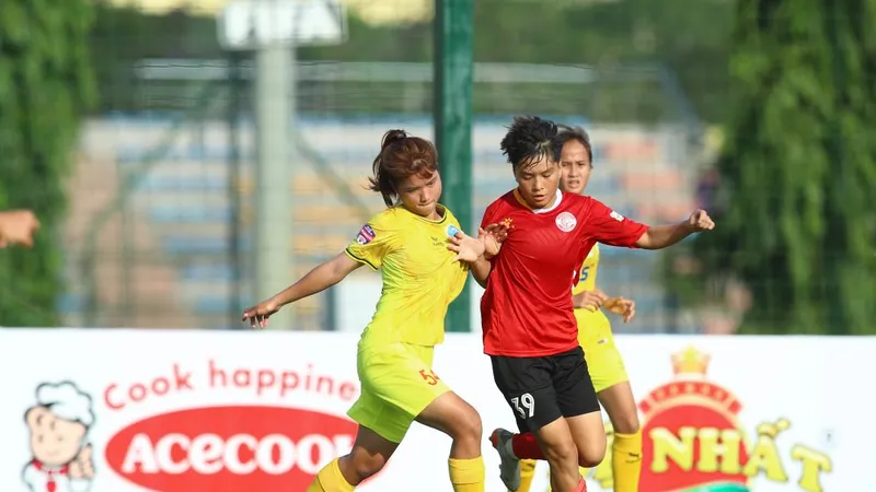 U19 TPHCM (áo vàng) giành trọn 3 điểm trước Zantino Vĩnh Phúc