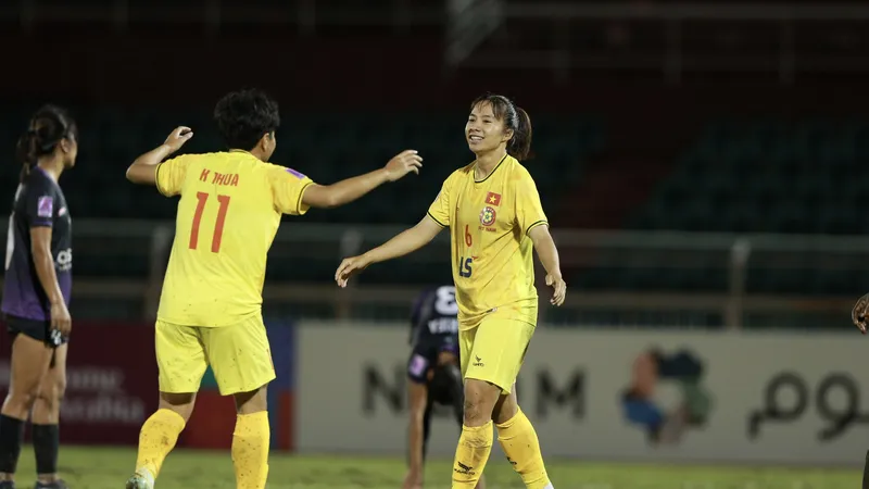 K’Thủa chia vui cùng Hồng Nhung sau bàn thắng nâng tỷ số 3-1. Ảnh: DŨNG PHƯƠNG