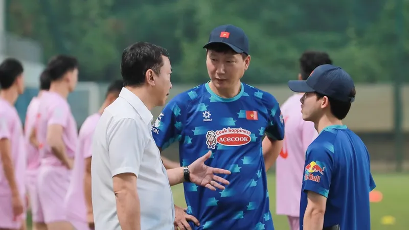 Chủ tịch VFF, ông Trần Quốc Tuấn trao đổi cùng HLV Kim Sang-sik trên sân tập