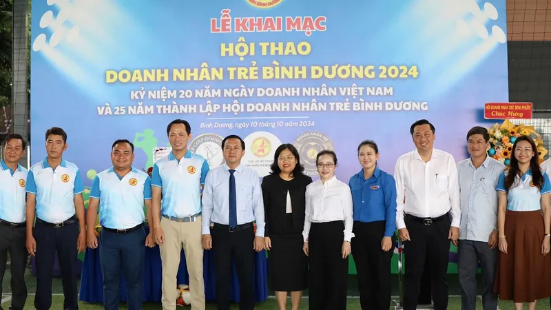 Ban Tổ chức Hội thao chụp hình lưu niệm cùng các đại biểu