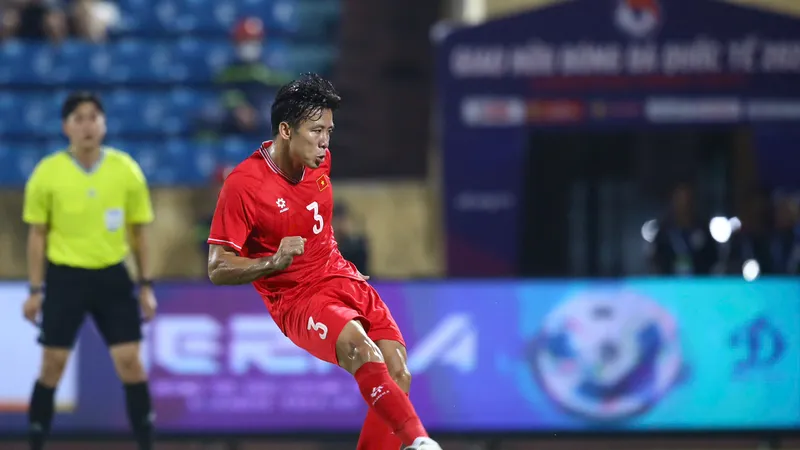Quế Ngọc Hải sút hỏng quả đá phạt 11m trong trận Việt Nam hòa Ấn Độ 1-1