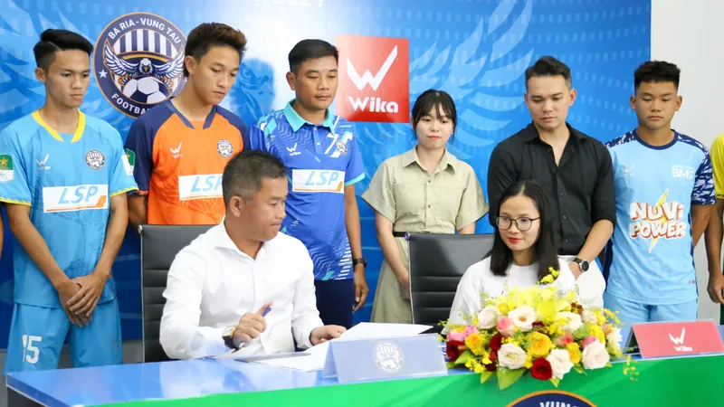 Lãnh đạo CLB BR-VT và nhãn hàng trang phục thể thao Wika tại lễ ký hợp đồng