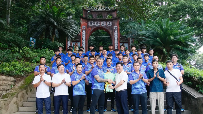 Thầy trò đội tuyển U17 Việt Nam tại Khu Di tích lịch sử Đền Hùng