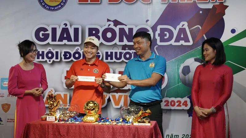 Đại diện các đội dự giải trong phần bốc thăm chia bảng, xếp lịch thi đấu