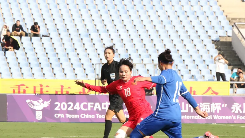 Nguyễn Thị Vạn cố gắng ngăn chặn pha lên bóng của cầu thủ đội Uzbekistan
