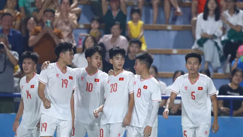 Các cầu thủ U17 Việt Nam thắp lại hy vọng vào VCK sau trận thắng U17 Myanmar. Ảnh: MINH HOÀNG