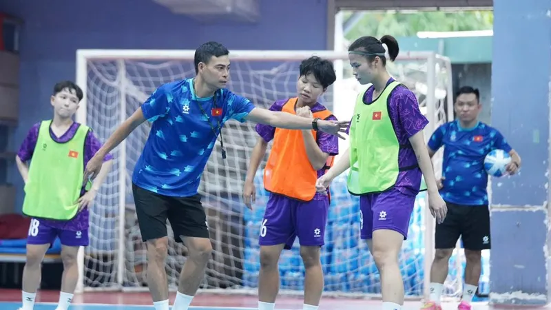 Đội tuyển futsal nữ Việt Nam trên sân tập chuẩn bị cho giải vô địch Đông Nam Á 2024
