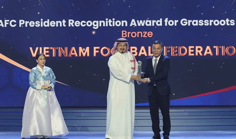 Chủ tịch Trần Quốc Tuấn đại diện VFF nhận giải thưởng ghi nhận của Chủ tịch AFC dành cho Bóng đá trẻ cộng đồng. Ảnh: AFC 