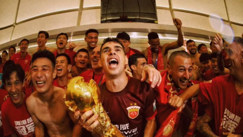 Đội trưởng Oscar cầm trên tay chiếc cúp vô địch Trung Quốc Super League 2024 của Cảng Thượng Hải. Ảnh: X