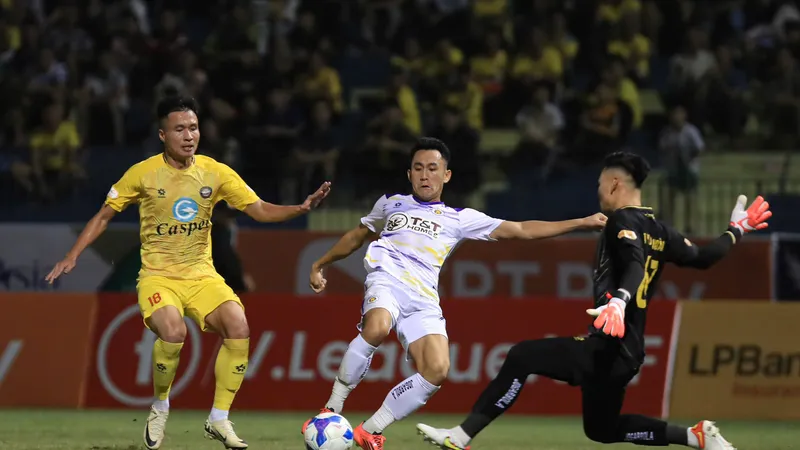 Hà Nội FC giành lại 1 điểm vào những giây cuối trận. Ảnh: MINH HOÀNG